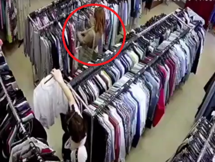 На видео сняли, как женщина воруют одежду в Воронеже 