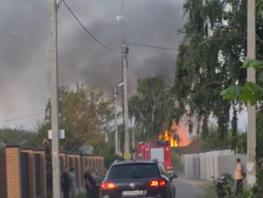 Пламя уничтожило дом и добралось до соседнего в Воронежской области