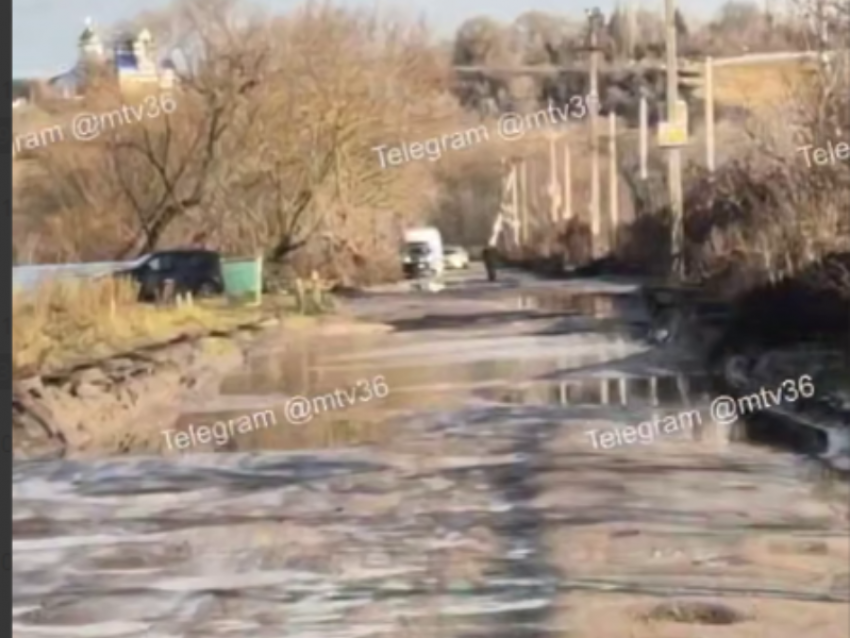 "Едут по аду": дорогу из «лунных кратеров» сняли на видео в Воронежской области