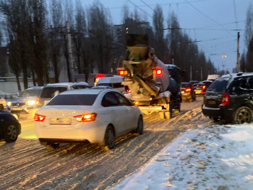 9-балльные пробки парализовали Воронеж из-за снегопада