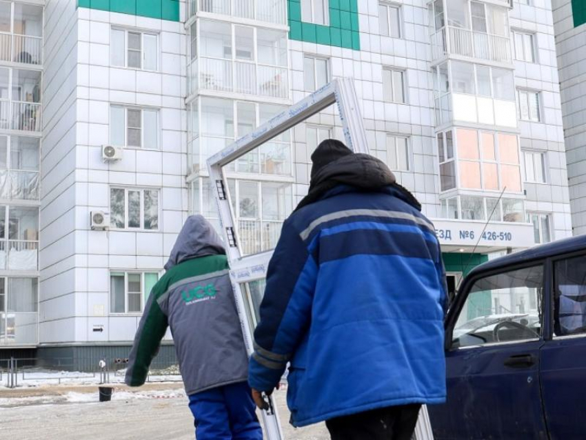 Повреждённые от налёта БПЛА окна в квартирах начали восстанавливать в Воронеже