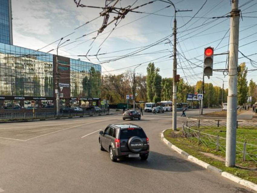 На одном из самых оживленных перекрестков Воронежа чиновники решили отключить светофор