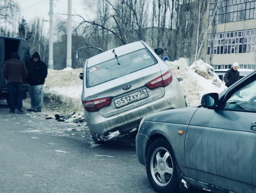 Чудо-парковку автомобиля KIA сфотографировали воронежцы