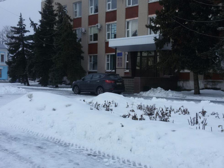 Воронежцы пожаловались на мэра Калача, паркующегося «где ему захочется»