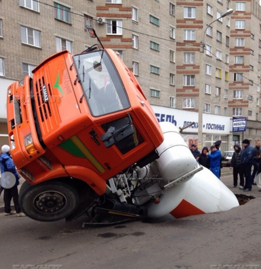 В сети появилось видео, как в Воронеже бетономешалка провалилась под землю 