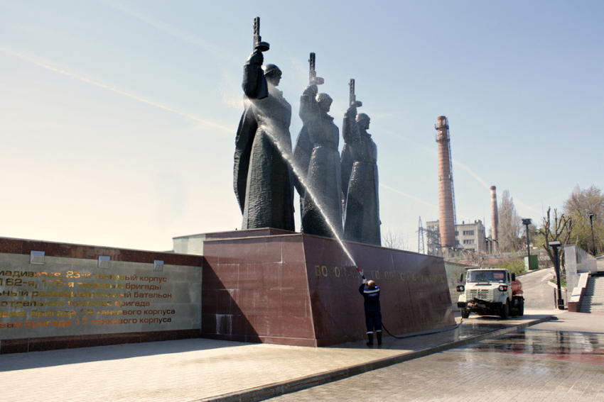 К майским праздникам воронежские памятники «приняли душ»