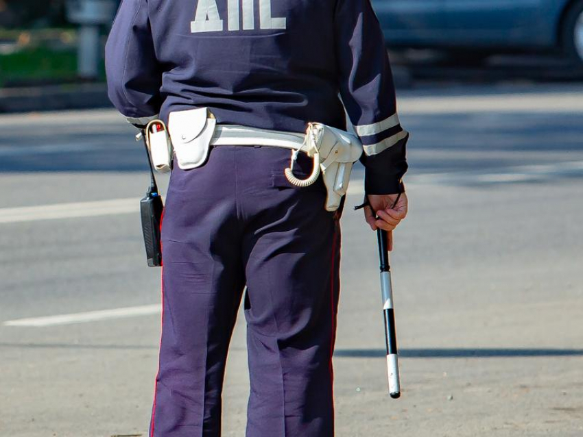 Просто шла мимо: женщина обматерила и ударила полицейского в Воронежской области 