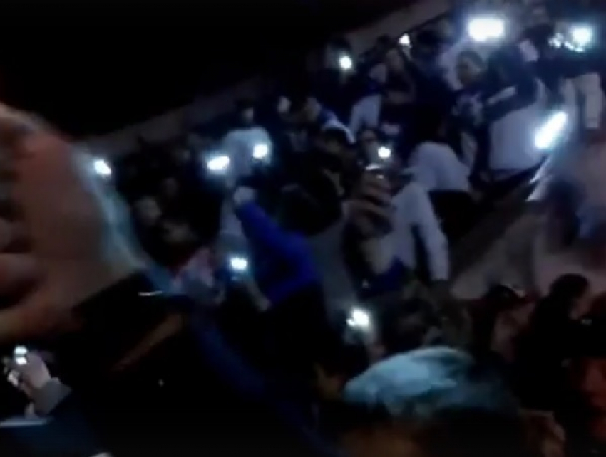 На видео попало, как сотни фанатов воронежского «Факела» поют хит МакSим 