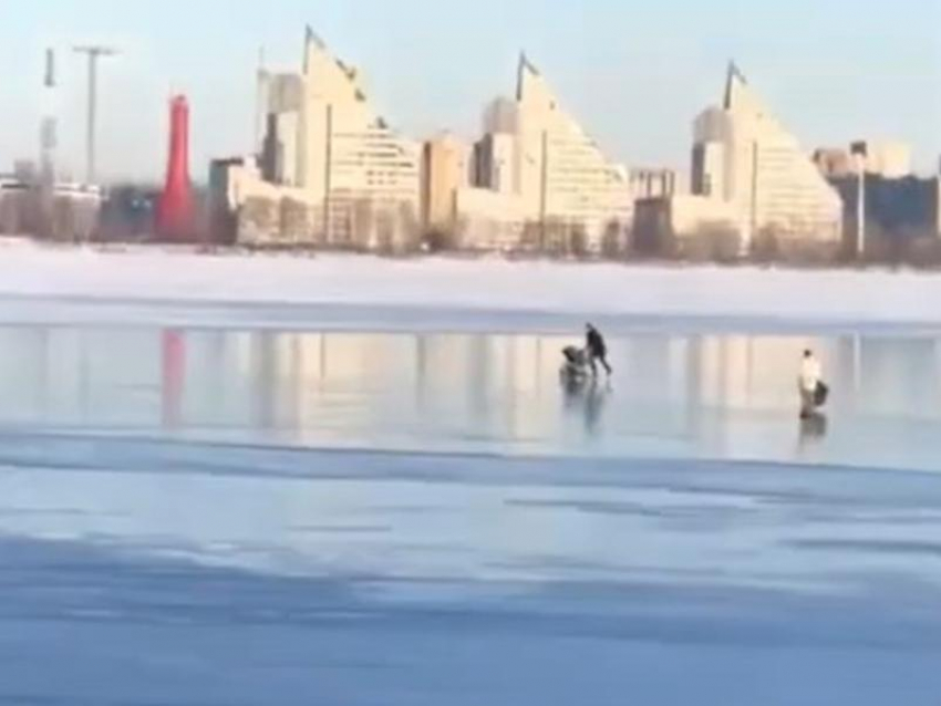 Катание по водохранилищу с детской коляской попало на видео в Воронеже