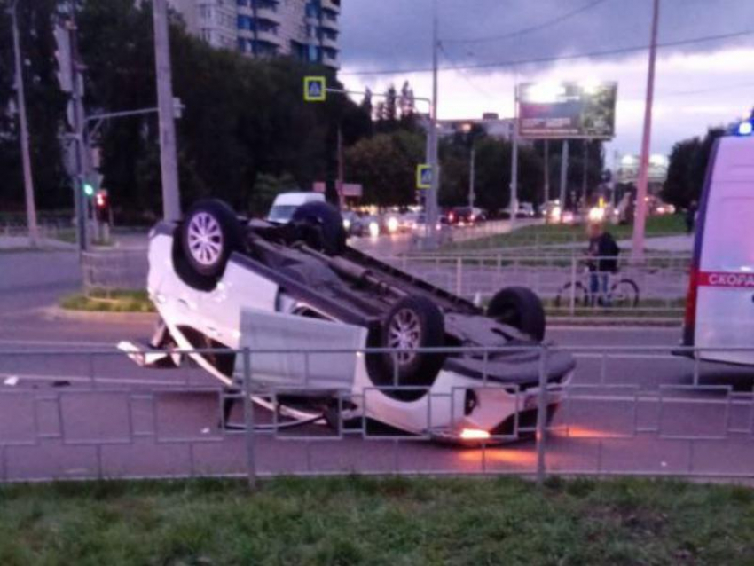 Стали известны подробности жесткого ДТП с перевернутой легковушкой в Воронеже