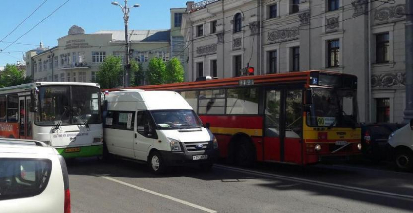 У площади Ленина в Воронеже столкнулись два автобуса: образовалась пробка 