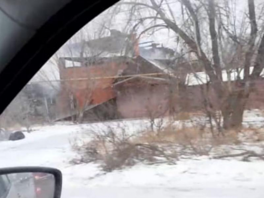 Жуткие струи огня захватили дом в Воронеже