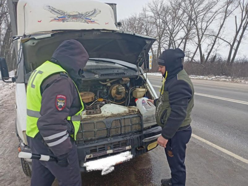 "Очумелые ручки": полицейские помогли воронежцу на обочине 