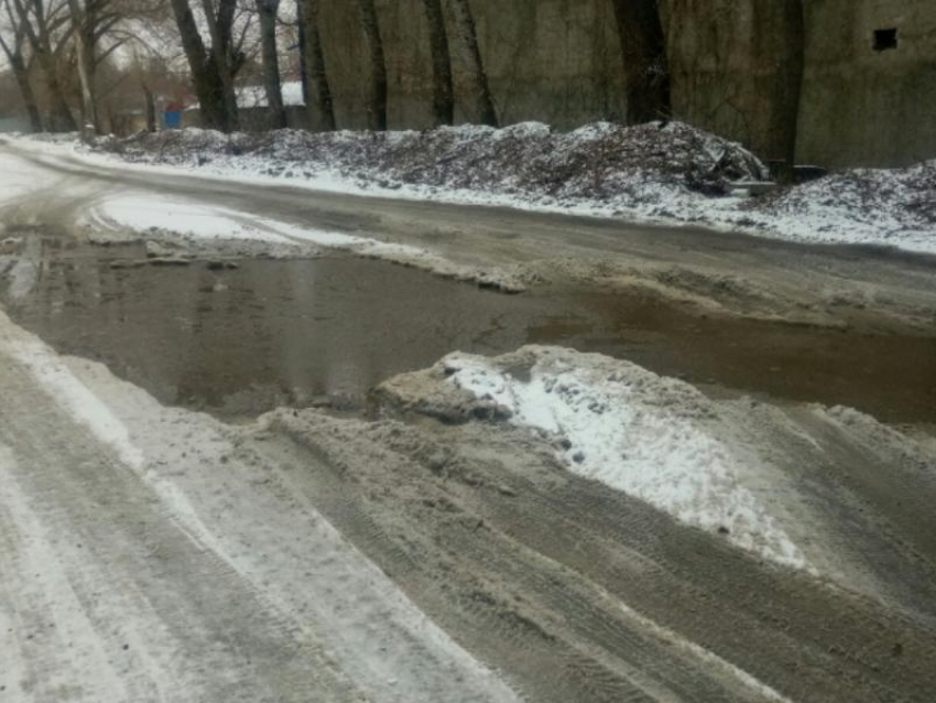 «За это мы платим налоги?»: на искореженную ямами дорогу пожаловались воронежцы