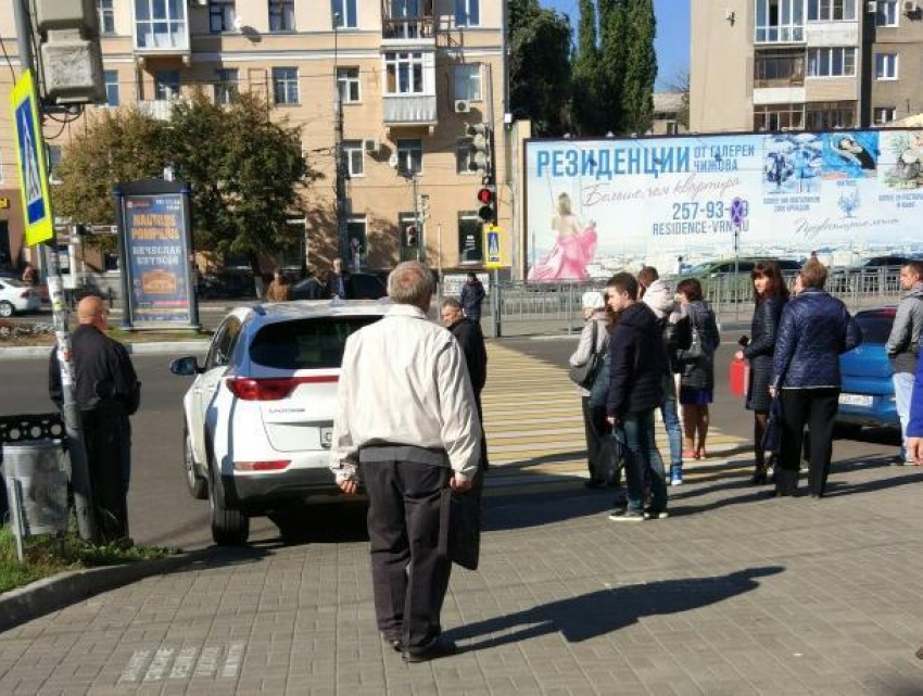 Иномарка унизила пешеходов на тротуаре в центре Воронежа