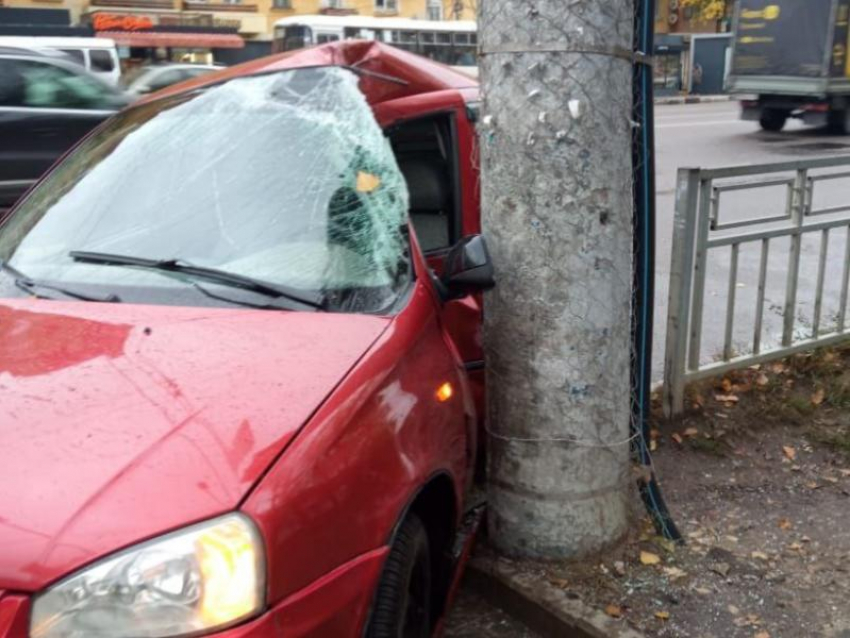 Красную легковушку намотало на столб в Воронеже
