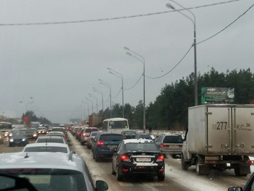 В Воронеже из-за снегопада на дорогах образовались 9-балльные пробки