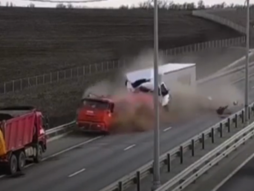 Момент жуткого ДТП с 4 грузовиками и сбитым пешеходом на М-4 «Дон» попал на видео 