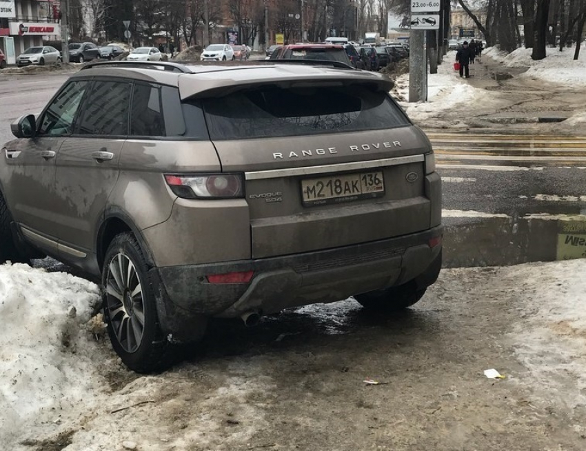 Блондинка на Range Rover разгневала людей в центре Воронежа
