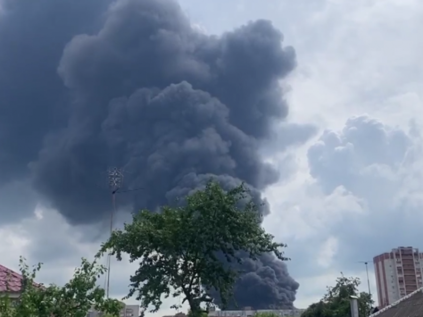 Власти подтвердили пожар на нефтебазе в Воронеже