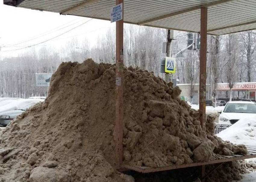 В Воронеже расчистили парковку, завалив снегом остановку «Хользунова»