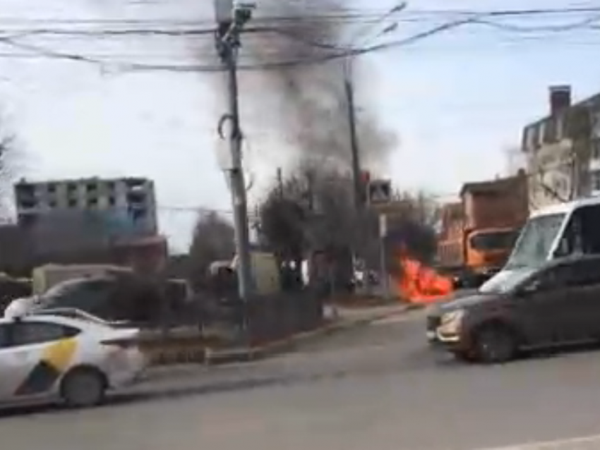 Фееричное уничтожение Mitsubishi огнем сняли на дороге в Воронеже