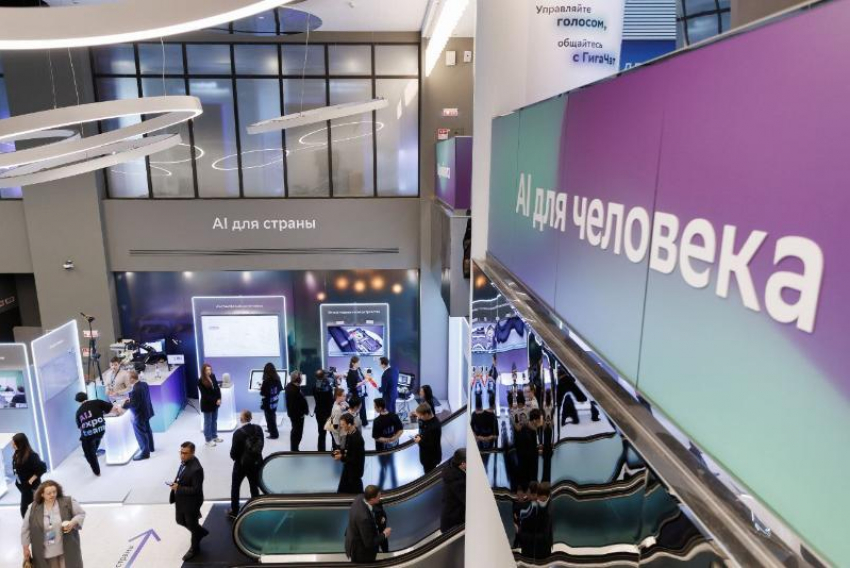 Александр Гусев принял участие в форуме по ИИ, на котором выступил президент России 