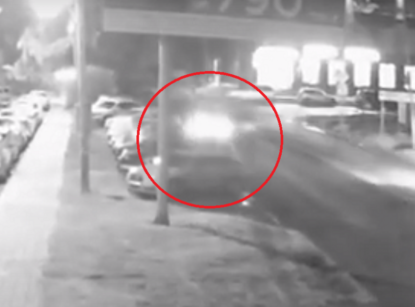 Момент тарана четырех припаркованных иномарок попал на видео в Воронеже