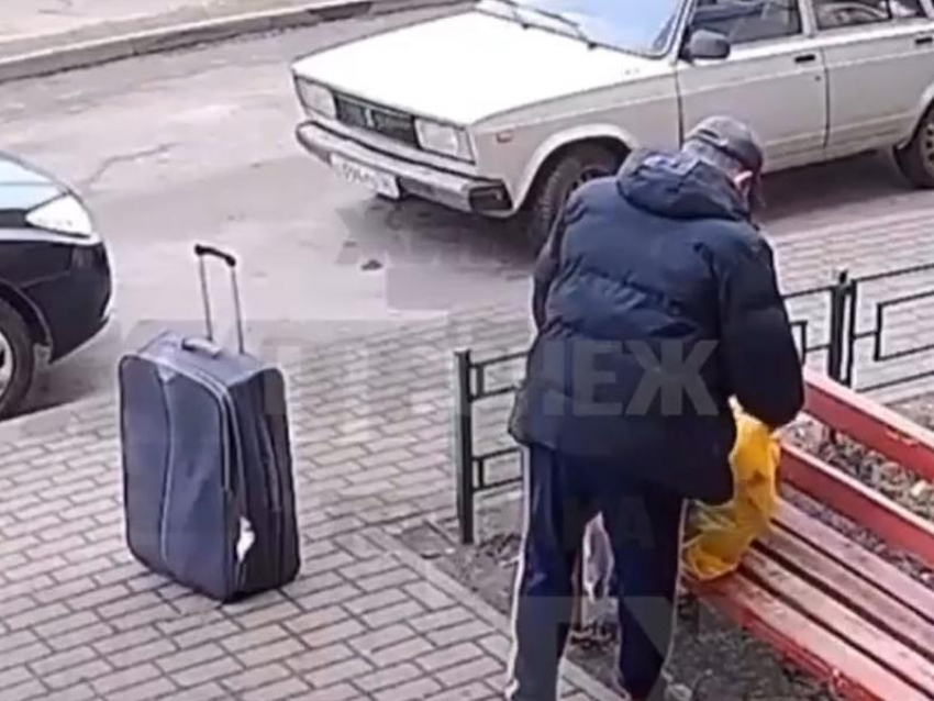 Странное занятие мужчины попало на видео в Воронеже