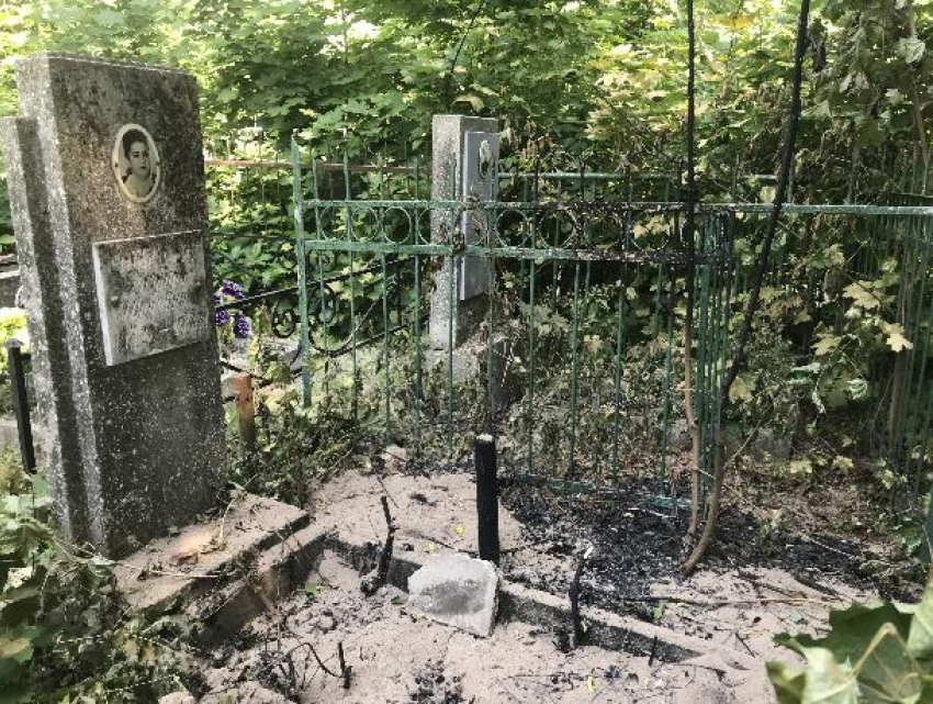 В Воронеже вандалы подожгли еврейское кладбище