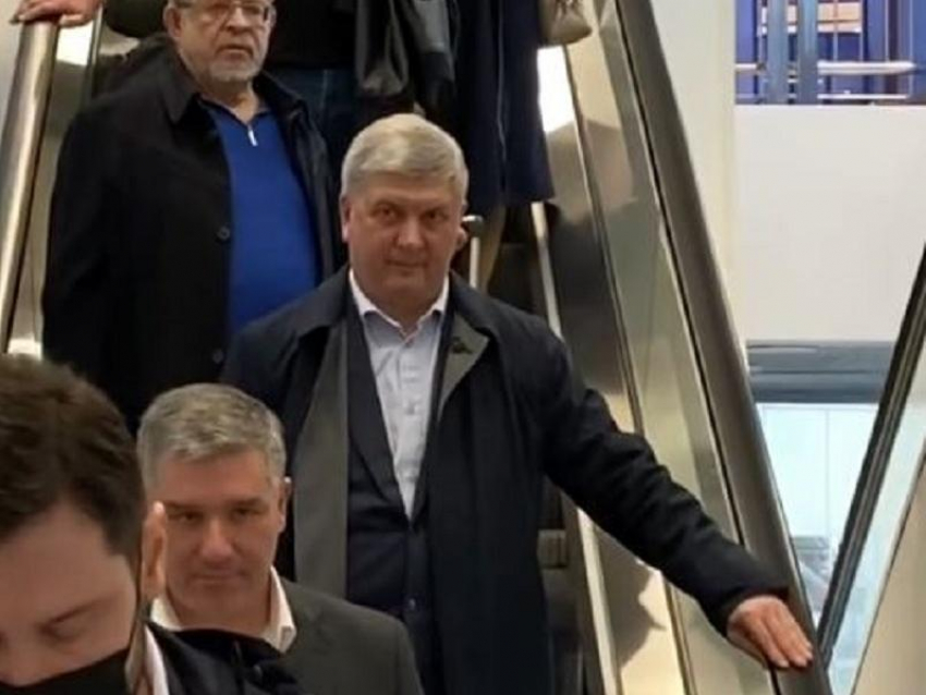 Опубликованы первые кадры воронежского губернатора Александра Гусева в минском аэропорту