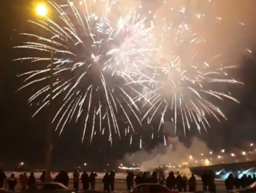 Воронежцы заполнили соцсети видео салюта в День защитника Отечества