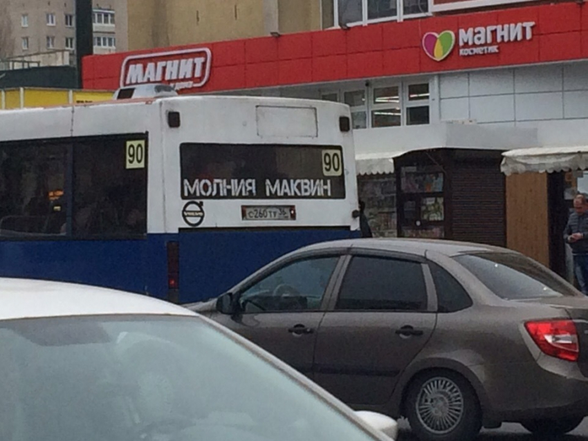 Безграмотный водитель автобуса возомнил себя вымышленным болидом в Воронеже