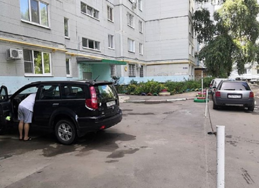Автомобилисты захватили парковку с помощью цепей в Воронеже 