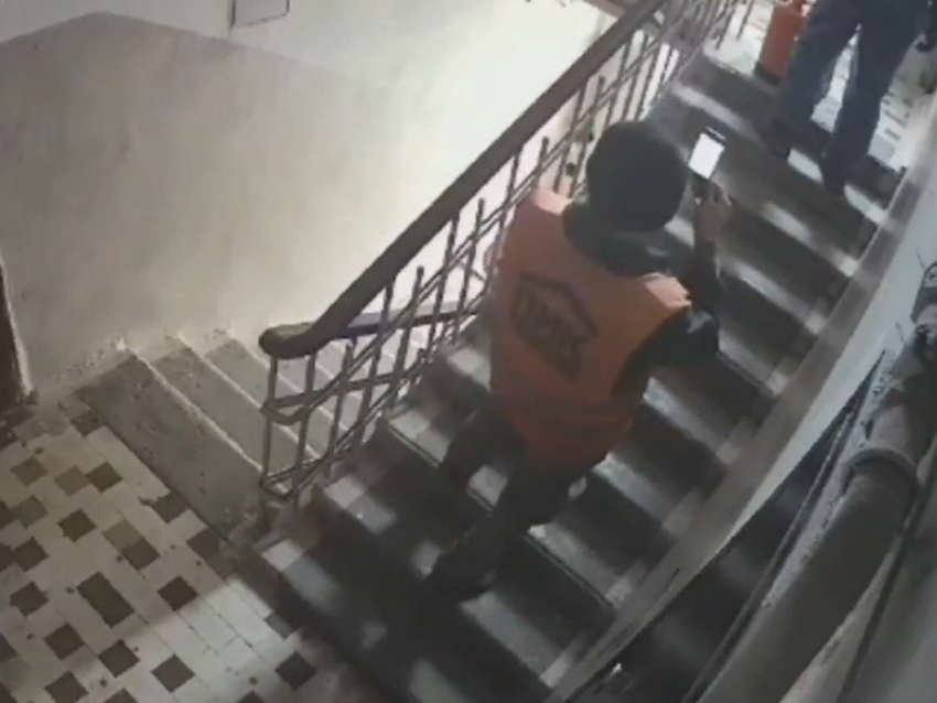 Подъездную фотосессию вместо дезинфекции устроили коммунальщики в Воронеже  