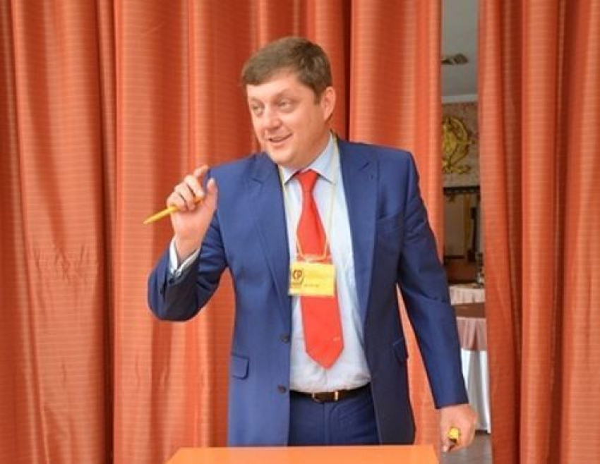 Олег Пахолков отмечает шампанским «назначение» Дмитрия Медведева лидером ЕР на выборах-2016