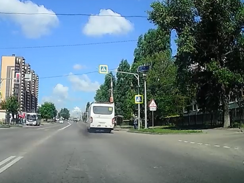 Хитрая маршрутка аккуратно прокралась на красный свет в Воронеже 