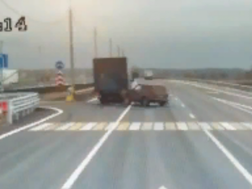 Момент нелепой аварии легковушки и грузовика сняли под Воронежем