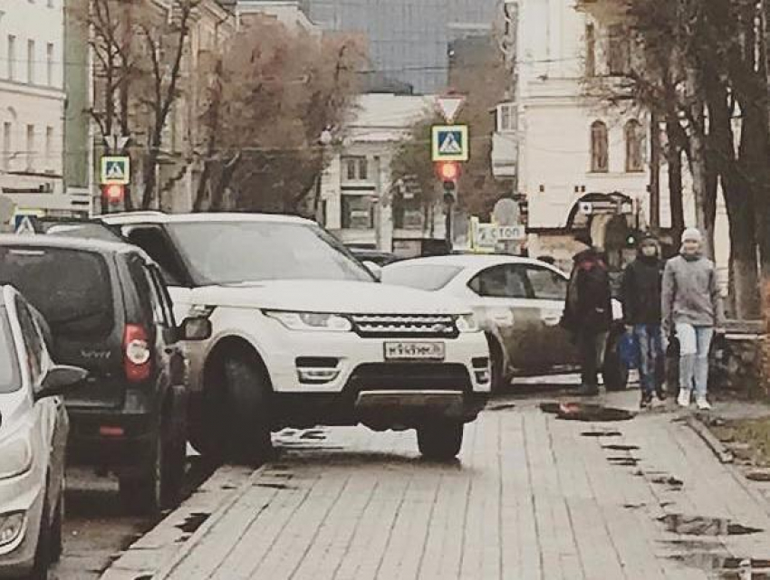 Очередной воронежский автохам отличился «мастерством» парковки
