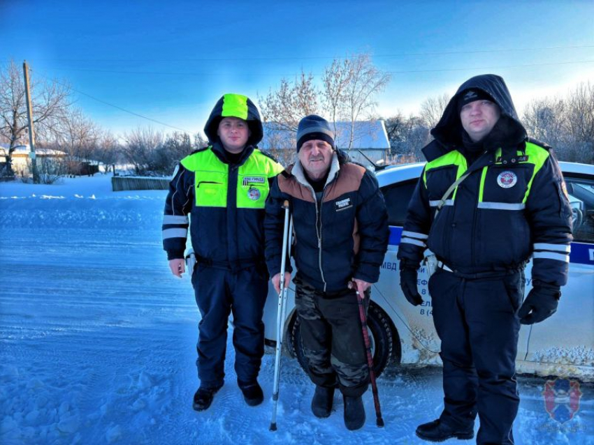 Сотрудники Госавтоинспекции спасли от мороза водителя на костылях в Воронежской области