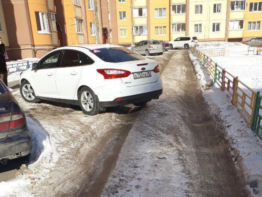 В Воронеже мастеров парковки предложили объезжать, как Стетхем