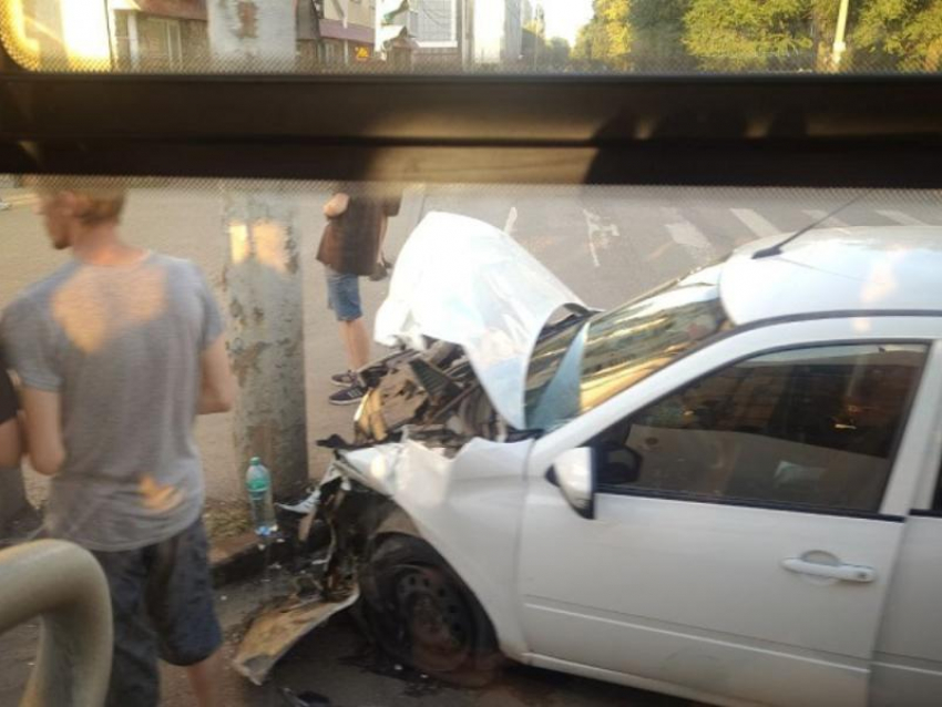 Кадрами жёсткого ДТП в разгар час-пика на Московском проспекте поделились воронежцы