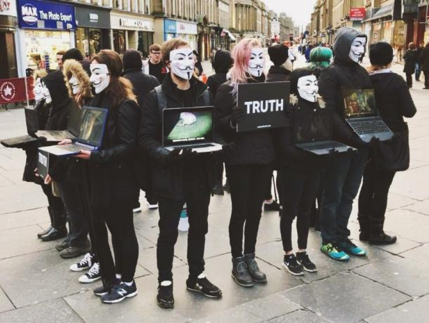 В Воронеже двух зоозащитниц оштрафовали за маски Анонимуса
