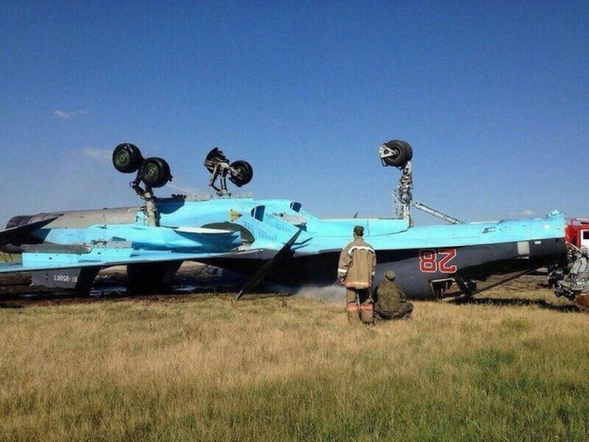 В сети появились фотографии перевернувшегося Су-34 под Воронежем 