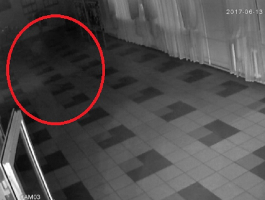 Разгуливающий по воронежской школе призрак попал на видео 
