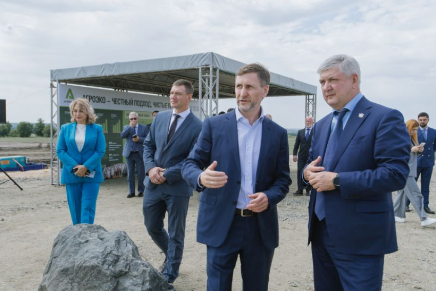 Первый камень в будущий комбикормовый завод заложил воронежский губернатор Александр Гусев