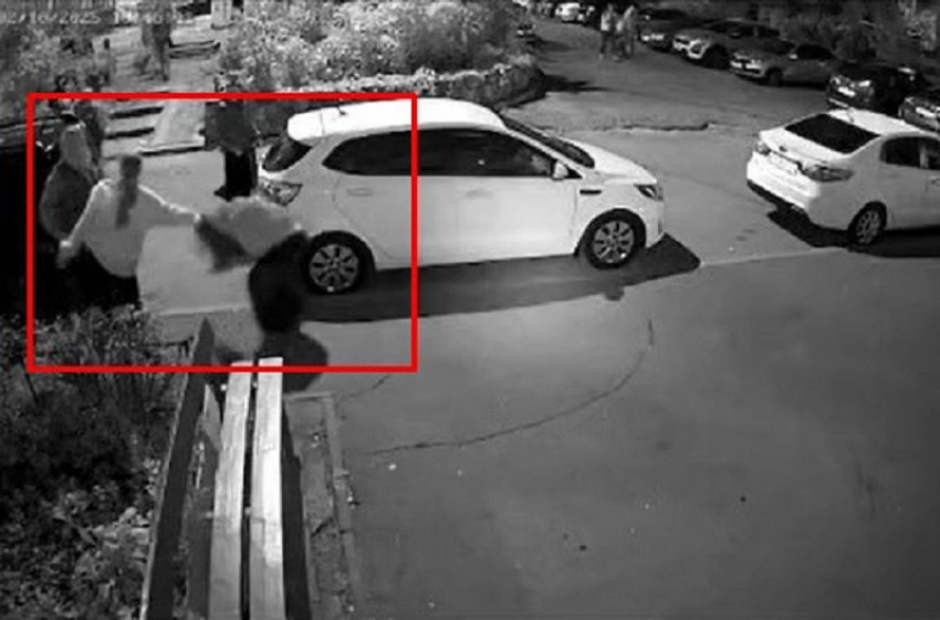 Возили лицом по асфальту: массовое избиение школьниц случилось в Воронеже