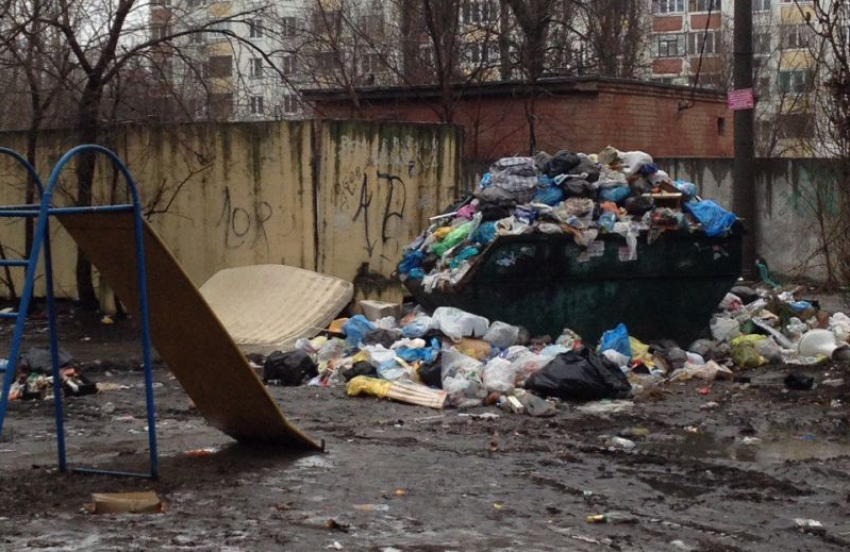 В Воронеже очередной мусорный апокалипсис возник около детской площадки