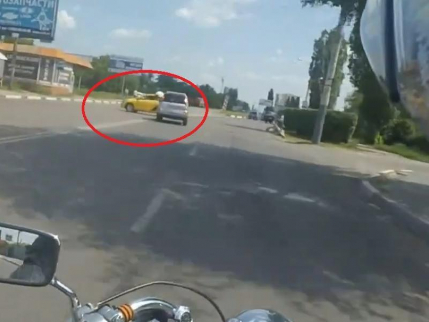 Короля дороги из «Яндекс.Такси» снял байкер в Воронеже