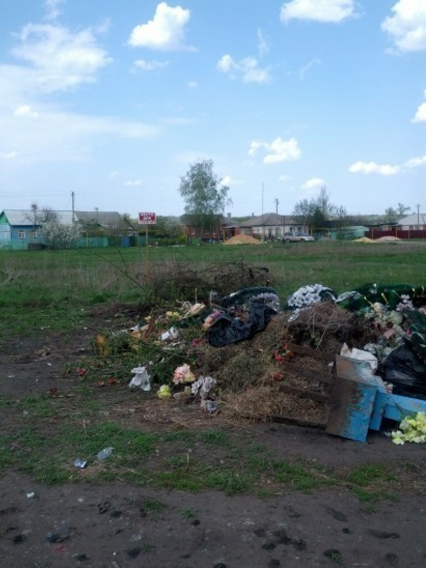 В Семилуском районе чиновники отказались вывозить мусор на полигон и закопали его в землю (ФОТО)